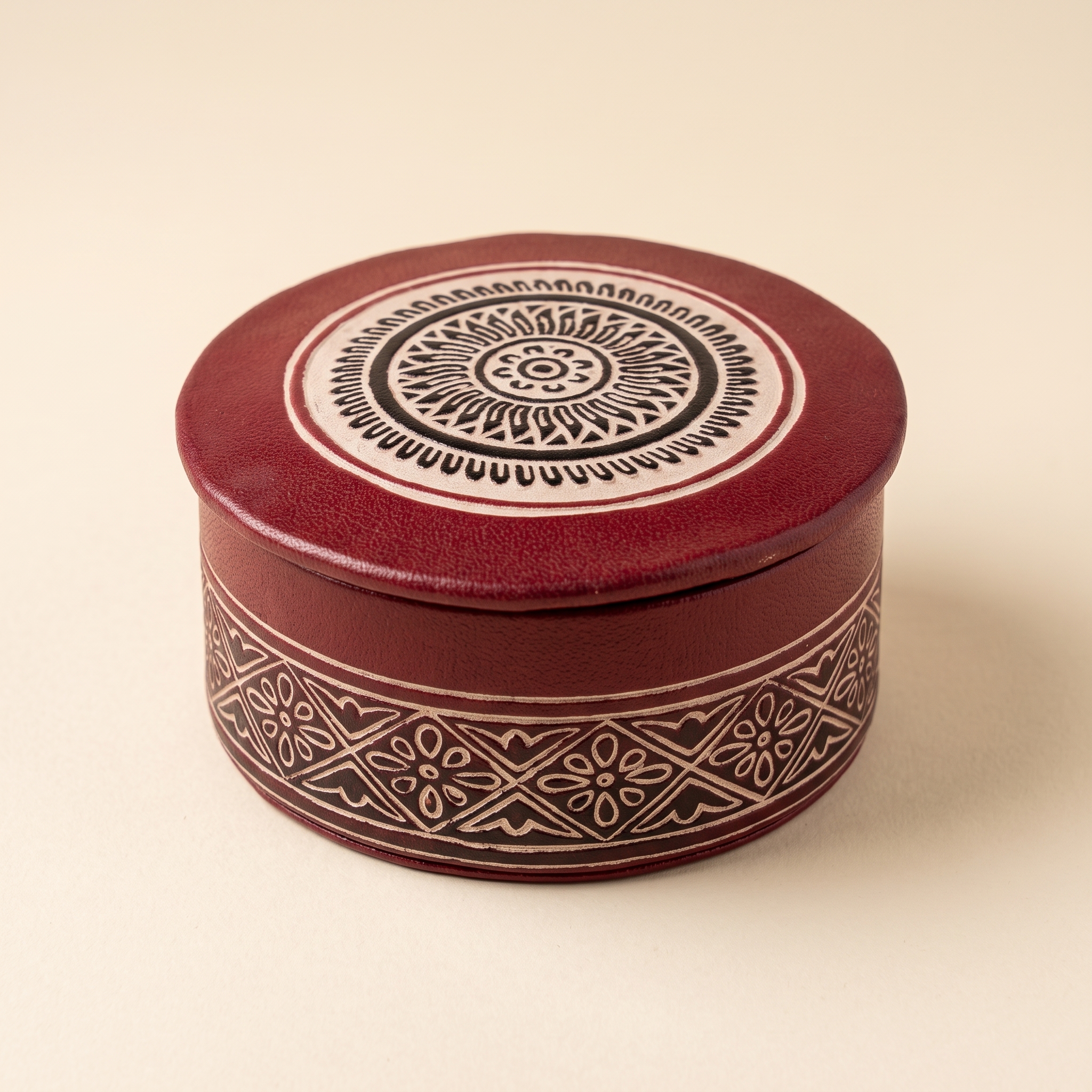 Round leather jewellery box Hand Embossed